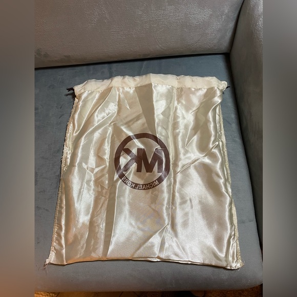 EUC Michael Kors silky dust bag 13 3/4 “X 15”, ivory brown emblem - Picture 9 of 9